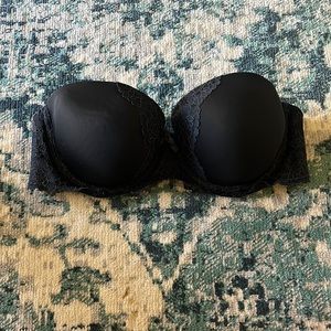 Black strapless bra